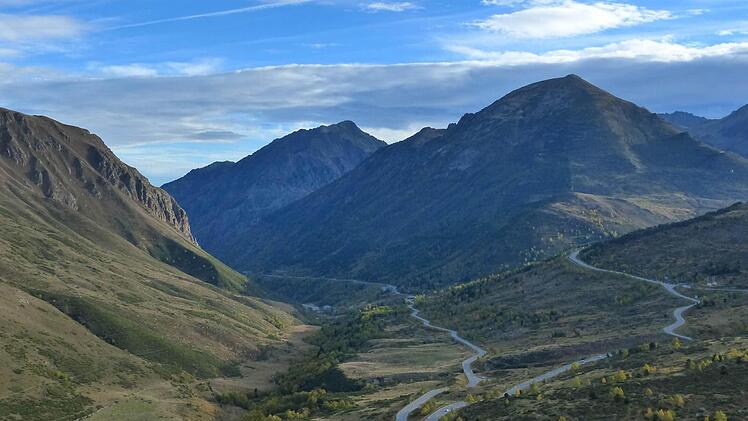 IDie Berge sind deine Freunde, sagen sich die Radler - aber manchmal können einem die besten Freunde das Leben schwer machen. Die Pyrenäen bestechen mit einer grandiosen Bergwelt.