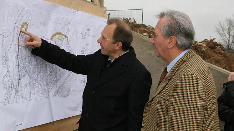 Hans-Jochim Rost erklärt Bürgermeister Andreas Schlund (rechts) das Großprojekt.