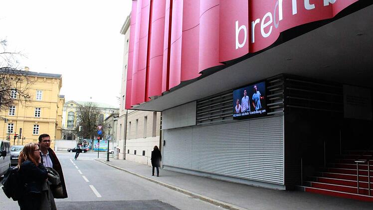 Coburgs Kaufmännische Direktorin Judith Wollstädter und Intendant Bodo Busse vor der Brecht-Bühne in Augsburg.Foto: Jochen Berger