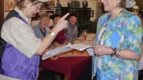 Hanna Rattler (links) und Irmgard Holhut (rechts) machten ihrem &Auml;rger mit den Kindern sowie beim Arztbesuch Luft.