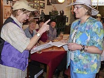 Hanna Rattler (links) und Irmgard Holhut (rechts) machten ihrem Ärger mit den Kindern sowie beim Arztbesuch Luft.