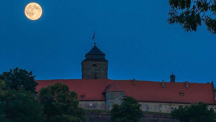 Vollmond über der Festung Rosenberg in Kronach im Sommer 2015. Foto: Stefan Schedel, inFrankenPix