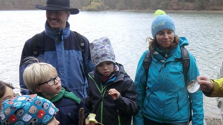 Margit Markert zeigt Gästen die Teichmuschel.  Foto: Jutta Göbel