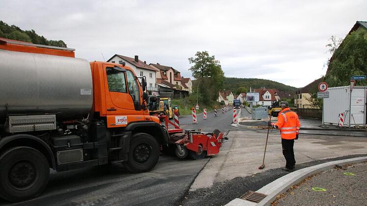 Die Bundesstraße durch Arnshausen wurde gestern asphaltiert, kommende Woche folgt die Verschleißschicht. Foto: Ralf Ruppert
