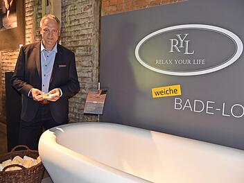 Peter Mechthold mit seiner "Bade-Lounge" - einer Badewanne, die sich dem Körper anpasst.  Foto: Gabi Arnold