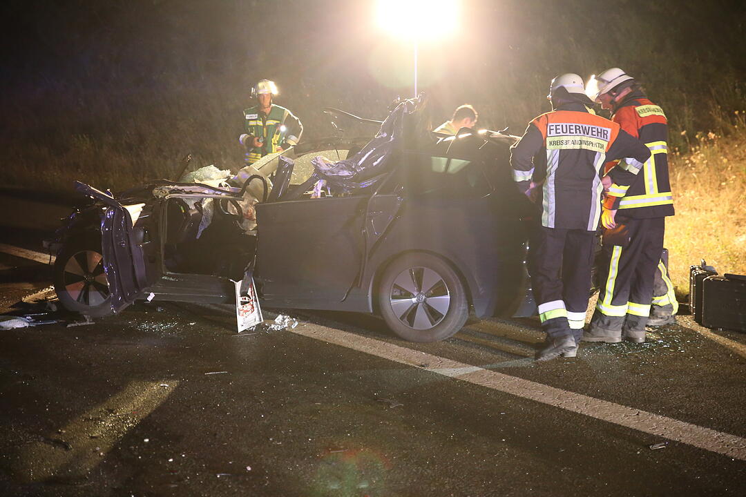 Unfall auf der A6: Auto kracht in Lkw-Heck