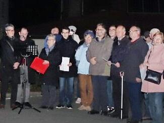 Viele Adelsdorfer nahmen an der Friedensfeier am Gedenkstein teil.  Foto: Johanna Blum