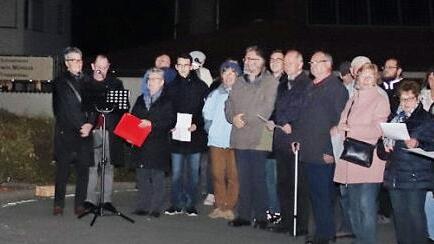 Viele Adelsdorfer nahmen an der Friedensfeier am Gedenkstein teil.  Foto: Johanna Blum
