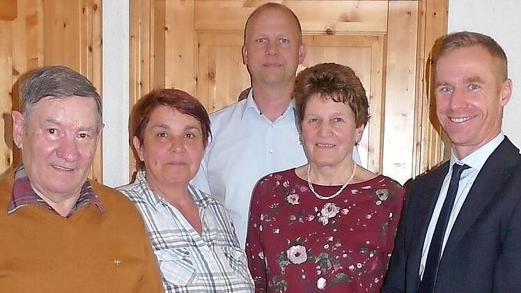 Die neu gewählte Vorstand des Marienvereins Ottowind-Mirsdorf (von links): Udo Wank, Georgine Plenert, BRK-Kreisgeschäftsführer Jürgen Beninga, Brigitte Otto und Bürgermeister Bernd Höfer  Fotos: Karin Günther