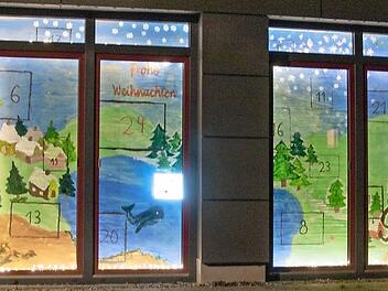 Am Abend wird der Adventskalender der Kindertagesstätte Kirchehrenbach beleuchtet. Dadurch kommt das Werk der Kinder richtig toll zur Geltung.  Fotos: Josef Hofbauer