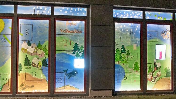 Am Abend wird der Adventskalender der Kindertagesstätte Kirchehrenbach beleuchtet. Dadurch kommt das Werk der Kinder richtig toll zur Geltung.  Fotos: Josef Hofbauer