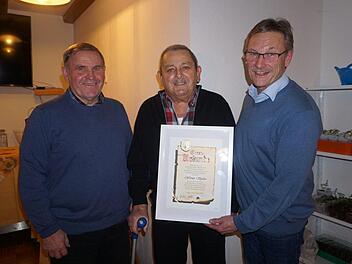 Werner Spahn (Mitte) wurde zum Ehrenmitglied des Gesangsvereins Zeitlofs  ernannt. Die Ehrung überreichten Bürgermeister Wilhelm Friedrich  (rechts) und der stellvertretende Vorsitzende  Reinhold Weitzel. Foto:  Marion Eckert