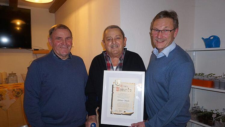 Werner Spahn (Mitte) wurde zum Ehrenmitglied des Gesangsvereins Zeitlofs  ernannt. Die Ehrung überreichten Bürgermeister Wilhelm Friedrich  (rechts) und der stellvertretende Vorsitzende  Reinhold Weitzel. Foto:  Marion Eckert