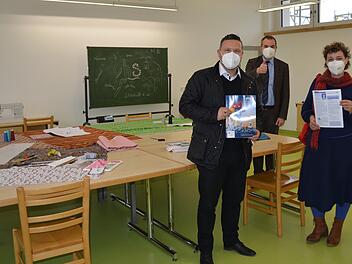 Martin Finzel, Rainer Maier und Susanne Meye (von links) präsentieren den neuen VHS-Programmkatalog in den neuen Räumlichkeiten im Schusterbau.