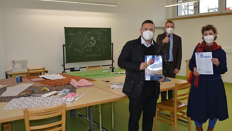 Martin Finzel, Rainer Maier und Susanne Meye (von links) präsentieren den neuen VHS-Programmkatalog in den neuen Räumlichkeiten im Schusterbau.