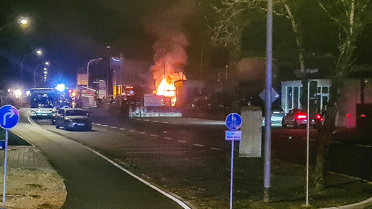 Lastwagen brennt in Industriegebiet Trosdorf
