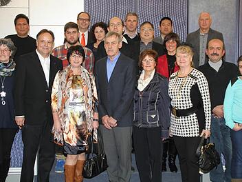 Die Eingebürgerten mit ihren Familienangehörigen, Landrat Christian Meißner (Sechster von links) und Mitarbeitern des Landratsamtes. Foto: Gerda Völk
