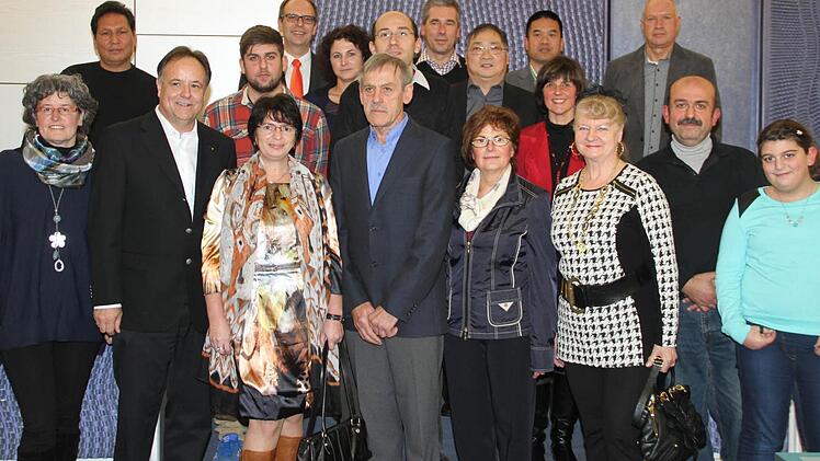 Die Eingebürgerten mit ihren Familienangehörigen, Landrat Christian Meißner (Sechster von links) und Mitarbeitern des Landratsamtes. Foto: Gerda Völk