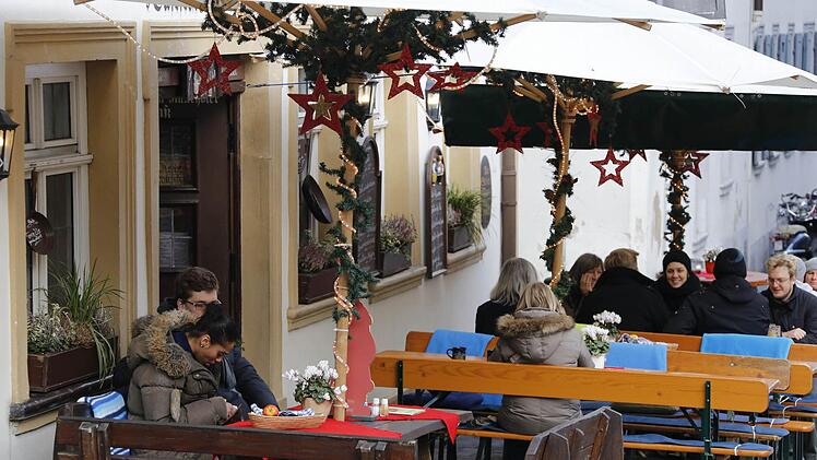Heiligabend im Freien - die Temperaturen machten es möglich. Das Bild zeigt Restaurantgäste am Katzenberg. Foto: Matthias Hoch