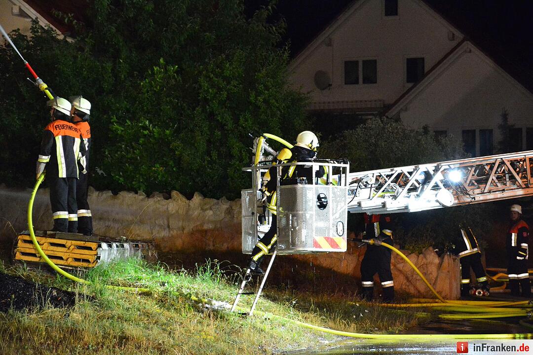 Neugebautes Wohnhaus steht nach Blitzeinschlag lichterloh in Flammen