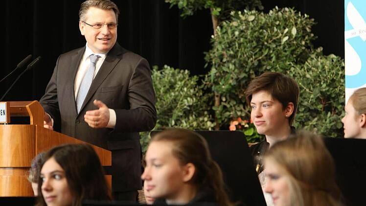Bayerns Justizminister Winfried Bausback warb bei den Schülern des Albertinums für die Coburger Justiz. Foto: Barbara Herbst