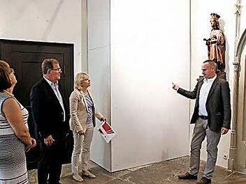 Architekt Klaus-Jürgen Edelhäuser zeigt die Stelle, an der der innere Aufzug für die Museumsbesucher entstehen soll. Foto: Ronald Heck