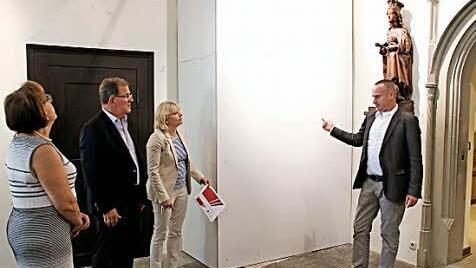 Architekt Klaus-Jürgen Edelhäuser zeigt die Stelle, an der der innere Aufzug für die Museumsbesucher entstehen soll. Foto: Ronald Heck