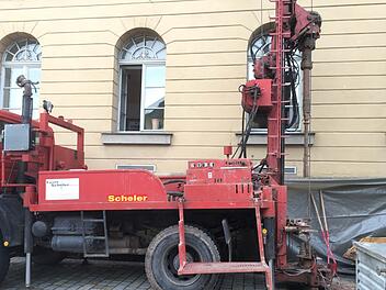 Mit Bohrungen wird derzeit am Landestheater die Tragfähigkeit des Bodens untersucht. Dabei handelt es sich um eine vorbereitende Maßnahme im Zuge der Generalsanierung.Foto: Jochen Berger