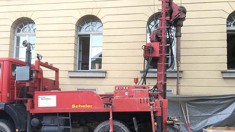 Mit Bohrungen wird derzeit am Landestheater die Tragfähigkeit des Bodens untersucht. Dabei handelt es sich um eine vorbereitende Maßnahme im Zuge der Generalsanierung.Foto: Jochen Berger