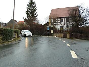 Die Ortsdurchfahrt in Walkersbrunn ist kurvig. An dieser Stelle befindet sich die Bushaltestelle (rechts). Foto Petra Malbrich