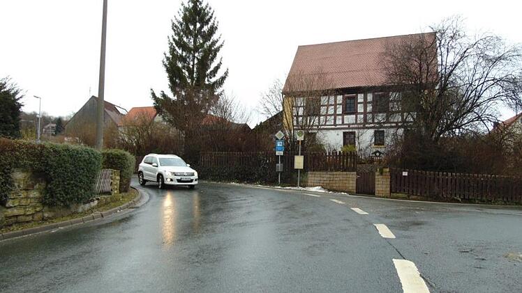 Die Ortsdurchfahrt in Walkersbrunn ist kurvig. An dieser Stelle befindet sich die Bushaltestelle (rechts). Foto Petra Malbrich
