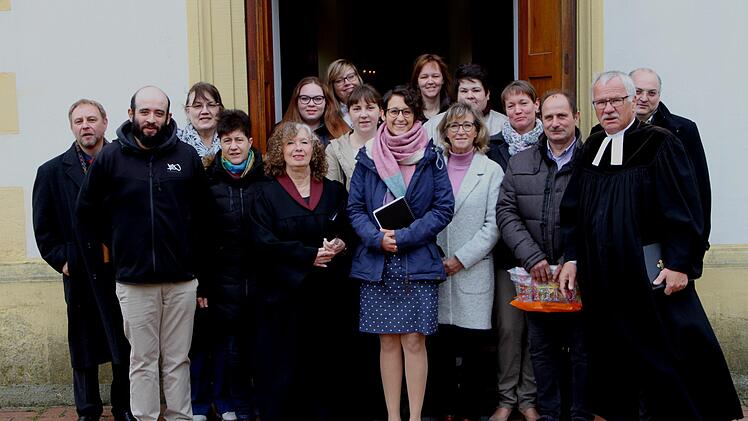 Pfarrer Volkmar Gregori (Zweiter von rechts) mit den neuen Kirchenvorstehern und Gästen vor dem Einzug in die KircheGünther Geiling