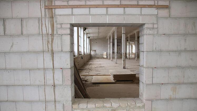 Hinter der Mauer geht's weiter. Jedes Geschoss erstreckt sich über eine Fläche von rund 1600 Quadratmetern.Foto: Katrin Geyer