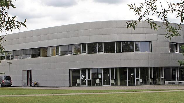 Die Verbandsversammlung tagte in der Ganztagesstätte "Silberfisch". Dort ist genügend Platz, um die Abstände einhalten zu können. Seit 2008 gibt es das Gebäude am Schulzentrum.