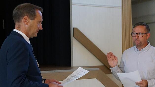 Mit dem Eschenbacher Ortssprecher Alxexander Moros (rechts), der eingangs der Sitzung am Mittwochabend von B&uuml;rgermeister Michael Ziegler vereidigt wurde, ist der Eltmanner Stadtrat jetzt komplett. Sabine Weinbeer