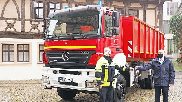Oberb&uuml;rgermeister Dirk Vogel (rechts) &uuml;berreichte Stadtbrandinspektor Harald Albert den Schl&uuml;ssel zu dem neuen Fahrzeug der Freiwilligen Feuerwehr Bad Kissingen, das zur L&ouml;schung von Elektroautos angeschafft wurde. Foto: Mario Selzer