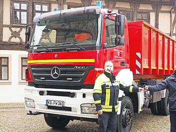 Oberbürgermeister Dirk Vogel (rechts) überreichte Stadtbrandinspektor Harald Albert den Schlüssel zu dem neuen Fahrzeug der Freiwilligen Feuerwehr Bad Kissingen, das zur Löschung von Elektroautos angeschafft wurde. Foto: Mario Selzer
