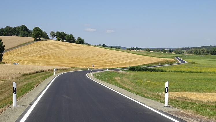 Landkreis Coburg: Deckenbauarbeiten der Kreisstra&szlig;en CO 20 und 21 abgeschlossen