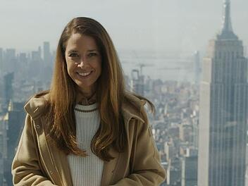 RTL-Reiseexpertin Elena Bruhn ist wieder auf Tour und stellt zwei neue Metropolen vor. Zum Auftakt fühlt sie New York und vor allem den New Yorkern auf den Zahn. Was macht das Leben hier so besonders?