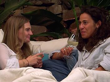 Eigentlich waren Sarah (links) und Melis im "First Dates Hotel" gar nicht f&uuml;reinander bestimmt. Doch die Vibes zwischen den beiden Single-Frauen passten sofort.