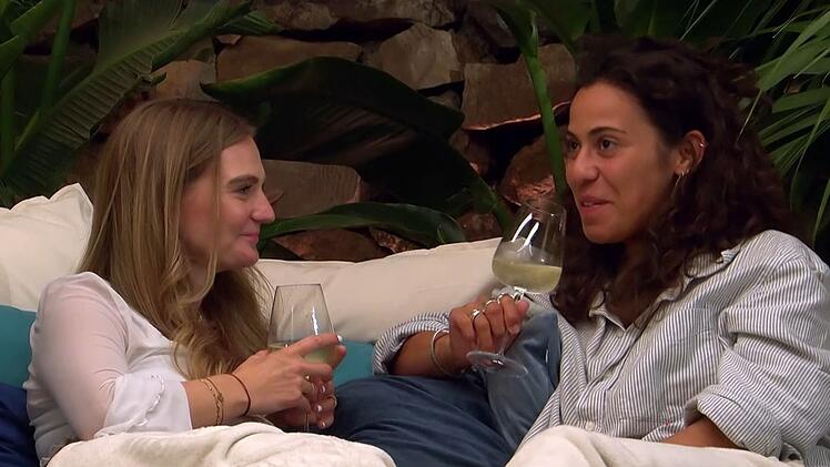 Eigentlich waren Sarah (links) und Melis im "First Dates Hotel" gar nicht f&uuml;reinander bestimmt. Doch die Vibes zwischen den beiden Single-Frauen passten sofort.