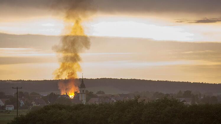 Am Dienstagnachmittag (06.08.2013) kam es in Aha zu einem Vollbrand einer Scheune. Der Brand wurde durch einen Blitzschlag ausgeloest. In der Scheune befanden sich zahlreiche Rinder, die aber noch rechtzeitig aus den Flammen befreit werden konnten. Personen kamen nach ersten Aussagen nicht zu Schaden. Insgesamt waren 150 Feuerwehrleute im Einsatz. Foto: News5 / Goppelt