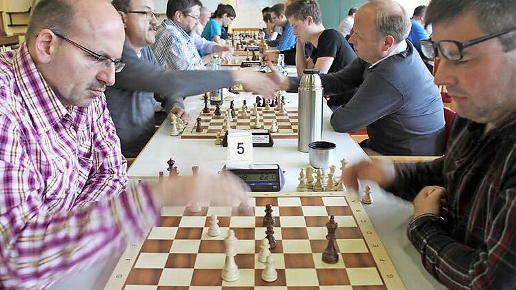 Zu schnell für die Kamera - die Bewegungen beim Blitzschach werden wegen der knappen Bedenkzeit sehr fix ausgeführt. Hier führt der Michelauer Rolf Burkhardt (l.) seine Figuren zum Sieg.  Foto: Markus Häggberg