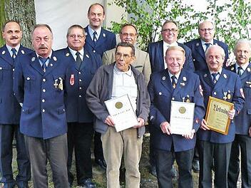 Hohe Auszeichnungen wurden beim Gründungsfest der Feuerwehr Guttenberg verliehen. In Würdigung ihrer außerordentlichen Verdienste wurden Horst Bittermann zum Ehrenmitglied und Friedrich Zeitler zum Ehrenkommandanten ernannt. Unser Bild zeigt (von links) Kommandant Lothar Walter, Stellvertreter Jürgen Schultheiß, den Ehrenkreisbrandinspektor und Vorsitzenden des Kreisfeuerwehrverbands, Franz Gareis, stellvertretenden Vorsitzenden Stefan Zeitler, Horst Jaekel (60 Jahre), Bürgermeister Eugen Hai...