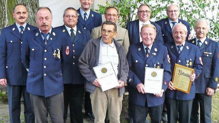 Hohe Auszeichnungen wurden beim Gründungsfest der Feuerwehr Guttenberg verliehen. In Würdigung ihrer außerordentlichen Verdienste wurden Horst Bittermann zum Ehrenmitglied und Friedrich Zeitler zum Ehrenkommandanten ernannt. Unser Bild zeigt (von links) Kommandant Lothar Walter, Stellvertreter Jürgen Schultheiß, den Ehrenkreisbrandinspektor und Vorsitzenden des Kreisfeuerwehrverbands, Franz Gareis, stellvertretenden Vorsitzenden Stefan Zeitler, Horst Jaekel (60 Jahre), Bürgermeister Eugen Hai...