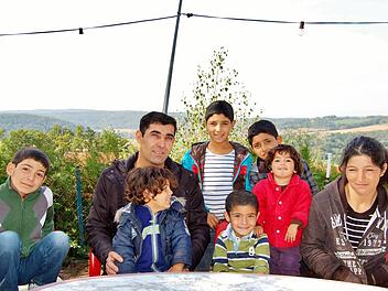 Endlich zusammen: Der Kurde Kari Ali (33) mit Ehefrau Sabah Khalifa (33) und ihren sechs Kindern (zwei bis zehn Jahre). Foto: Sigismund von Dobschütz