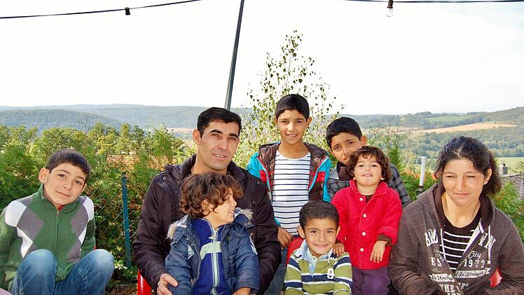 Endlich zusammen: Der Kurde Kari Ali (33) mit Ehefrau Sabah Khalifa (33) und ihren sechs Kindern (zwei bis zehn Jahre). Foto: Sigismund von Dobschütz