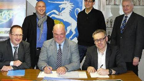 Bürgermeister Ralf Holzmann (sitzend, Bildmitte) und TMS-Geschäftsführer Peter Hornfischer (rechts) unterzeichnen die Verträge für die Errichtung des Breitband-Versorgungsnetzes im Ortsteil Losau. Mit im Bild (links) Siegbert Reuther (Net/Colsulting) sowie (hinten, von links) TMS-Projektleiter Marcus Witzel, VG-Geschäftsstellenleiter Florian Puff und Detlef Arnold vom Amt für Digitalisierung. Foto: Klaus-Peter Wulf