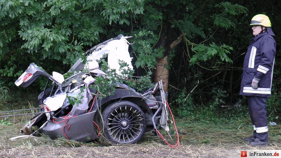Fahrzeug bei Unfall in Frankenwinheim komplett zerstört