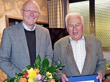 Alois Dechant (rechts) wurde von Obermeister Wolfgang Schubert-Raab zum Ehrenobermeister ernannt.  Foto: Andreas Welz